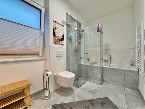 Tageslichtbad mit Wanne... - 