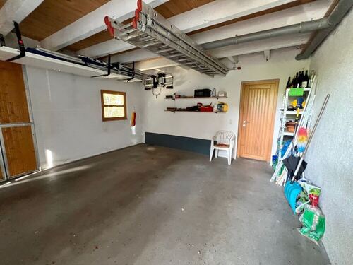Geräumige Garage mit Zugang Werkraum - 