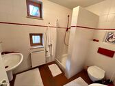 Bad / Gäste-WC mit Dusche (EG). - 