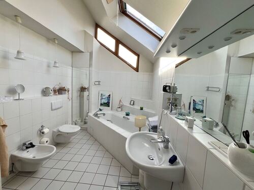 Hauptbad mit Dusche und Wanne (DG) - 