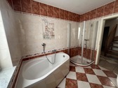 mit Badewanne und Eckdusche - 
