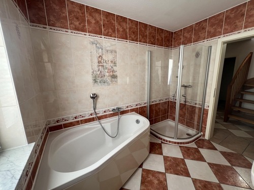 mit Badewanne und Eckdusche - 