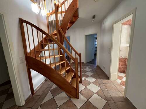 Diele mit Treppe ins Dachstudio - 