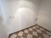 Abstellraum mit Waschmaschinen-Anschluss - 