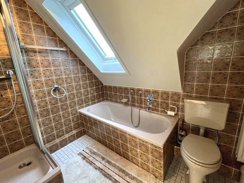 mit Dusche und Badewanne - 