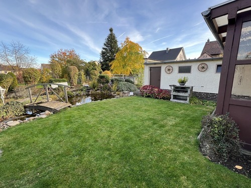 schön angelegter Garten - 