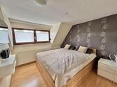 Großzügiges Schlafzimmer (OG) - 