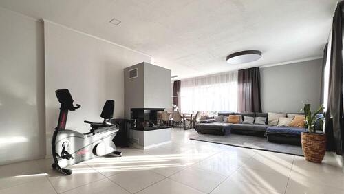 Blick in den offenen Wohnbereich mit Kamin - 