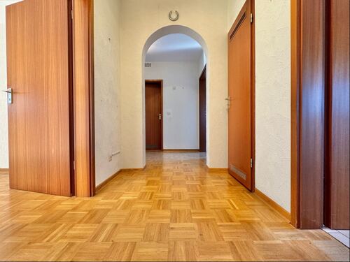 Einladender Flur mit... - 