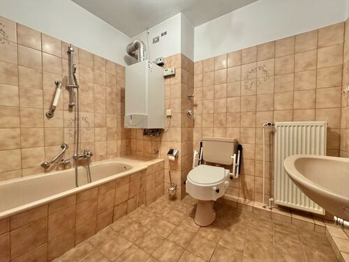 Badezimmer mit Wanne - 