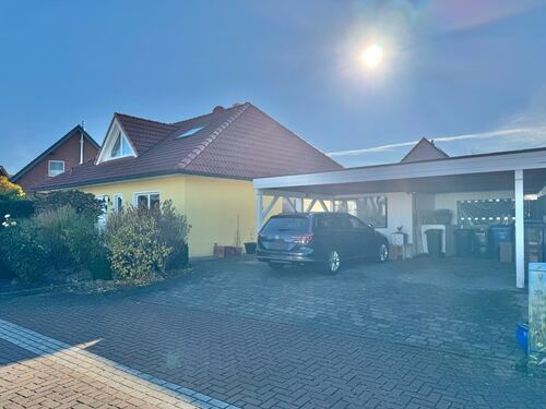 Seitenansicht mit Doppelcarport - 