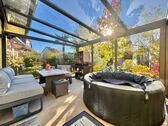 ... und Zugang zum sonnigen Wintergarten. - 
