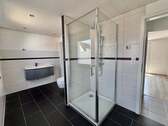 ... mit Dusche (OG). - 