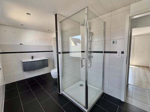 ... mit Dusche (OG). - 