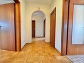 Einladender Flur mit... - 