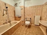 Badezimmer mit Wanne - 