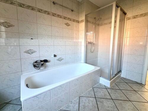 ... mit Dusche und Badewanne - 
