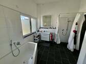 Helles Bad mit Wanne und Dusche (OG) - 