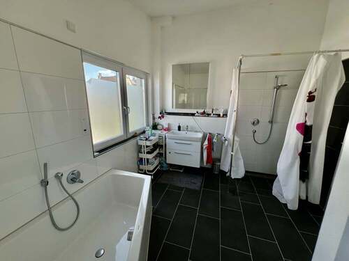 Helles Bad mit Wanne und Dusche (OG) - 