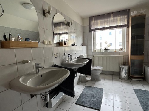 ...zwei Waschbecken - 