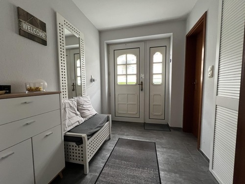 Windfang mit Zugang zum Gäste-WC - 