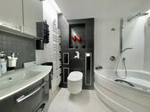 Modernes Bad mit Wanne (KG) - 