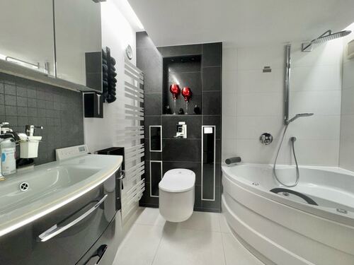 Modernes Bad mit Wanne (KG) - 