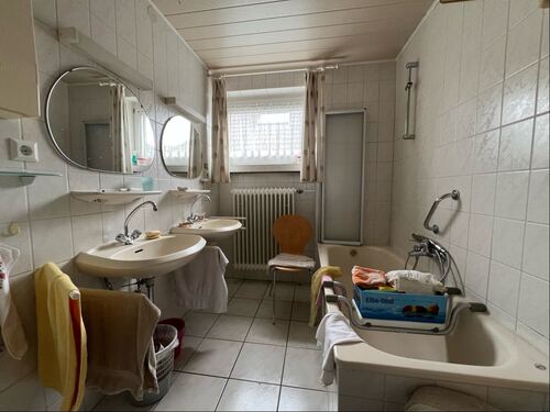 Bad mit Wanne - 