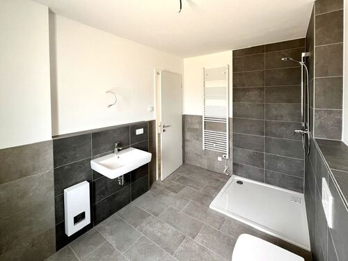 Bad mit großer Dusche … - 