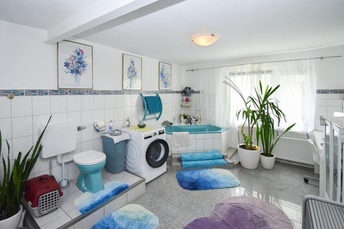 Großes Badezimmer im Erdgeschoss - 