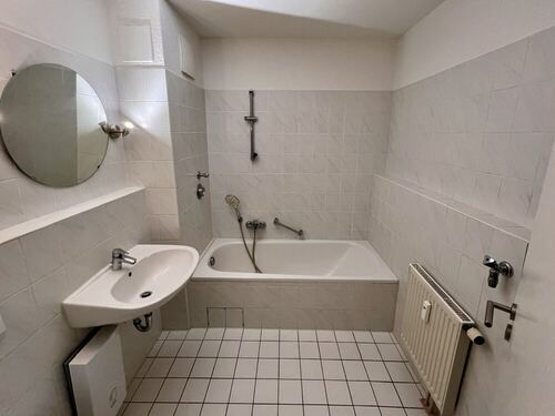 Bad mit Wanne - 
