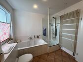 mit Dusche und Badewanne - 