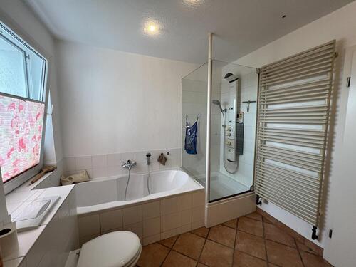 mit Dusche und Badewanne - 