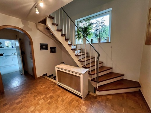 große Diele mit Aufgang ins Dachgeschoss - 