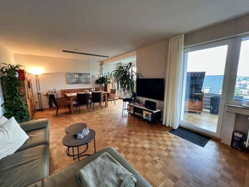 Wohn-/ Esszimmer mit Zugang zum Balkon - 