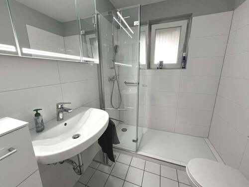 modernes Duschbad im UG - 