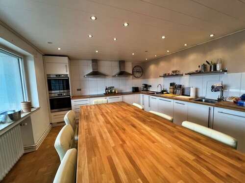 große Küche mit Essbereich im UG - 