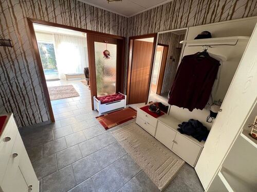 Große Eingangsdiele - 3 Zimmer Einfamilienhaus in Holle