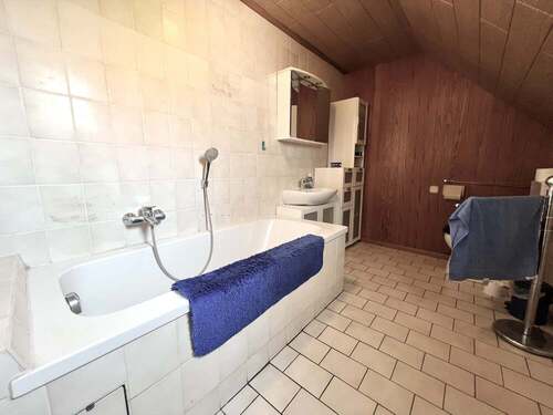 Wannenbad im Obergeschoss - 