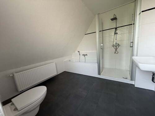 Bad mit Dusche und Wanne - 