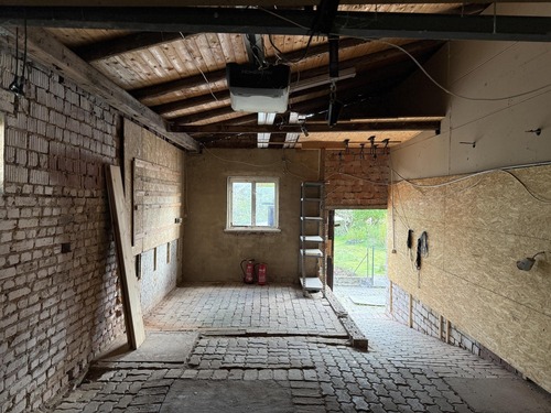 Garage mit Zugang zum Garten - 