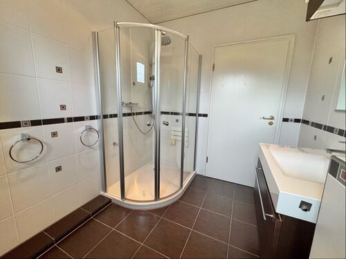 ... mit Dusche (EG). - 