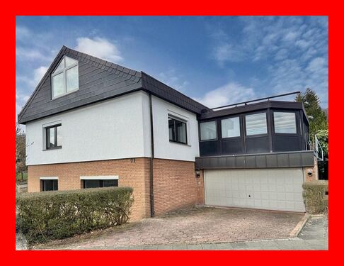 Hausansicht mit Garage - Wohnen auf einer Ebene mit Einliegerwhg.