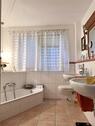Bad mit Wanne und Dusche - 