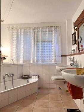 Bad mit Wanne und Dusche - 