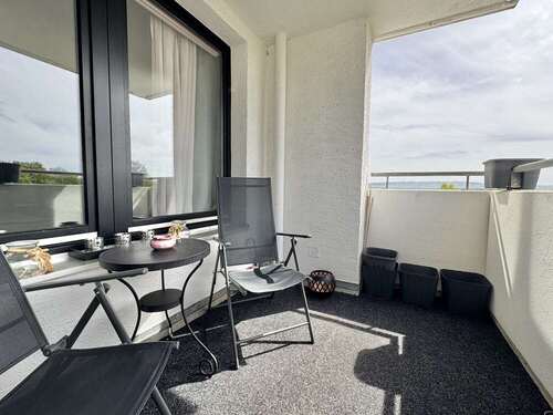 ... Zugang zum sonnigen Balkon. - 