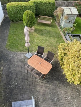 Blick von der Dachterrasse auf den hinteren Teil des Grundstückes - 