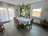 zum Esszimmer mit Balkon (EG). - 
