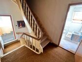 Tolle Holztreppe zum OG und DG - 