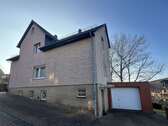 Garage und Stellplätze vor dem Haus - 
